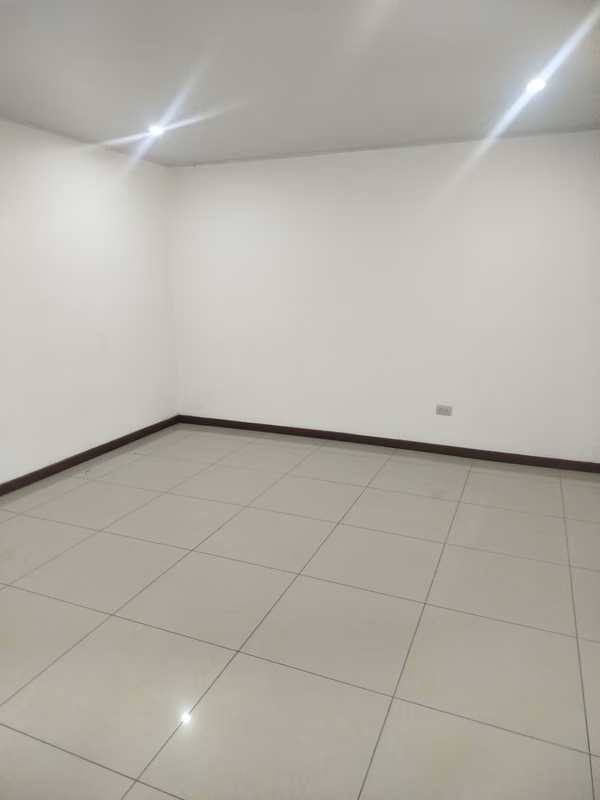 ¡APARTAMENTO EN RENTA DE 2 NIVELES | CERCA DE LA EMBAJADA AMERICANA!  Rohrmoser.