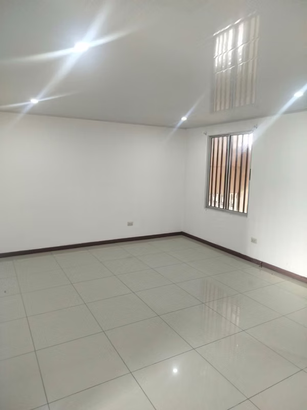 ¡APARTAMENTO EN RENTA DE 2 NIVELES | CERCA DE LA EMBAJADA AMERICANA!  Rohrmoser.