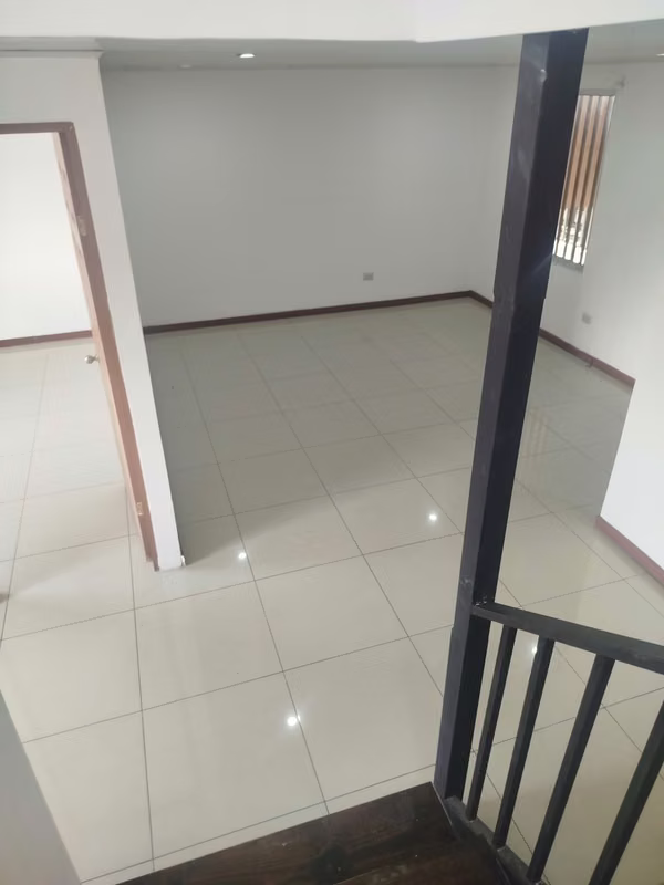 ¡APARTAMENTO EN RENTA DE 2 NIVELES | CERCA DE LA EMBAJADA AMERICANA!  Rohrmoser.