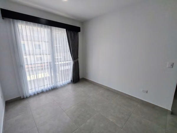 Se alquila apartamento en Rohrmoser. Al final del Boulevard y cerca del Colegio Británico.