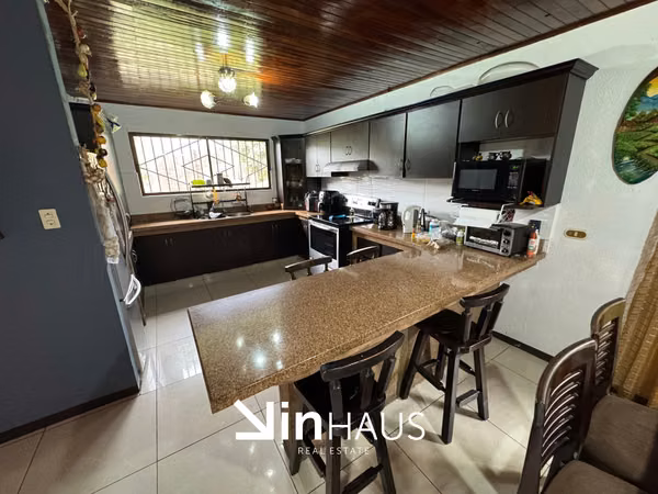 Venta de propiedad con 5 casas y un apartamento en San Rafael Arriba de Desamparados -EU (ID43587)