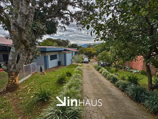 Venta de propiedad con 5 casas y un apartamento en San Rafael Arriba de Desamparados -EU (ID43587)