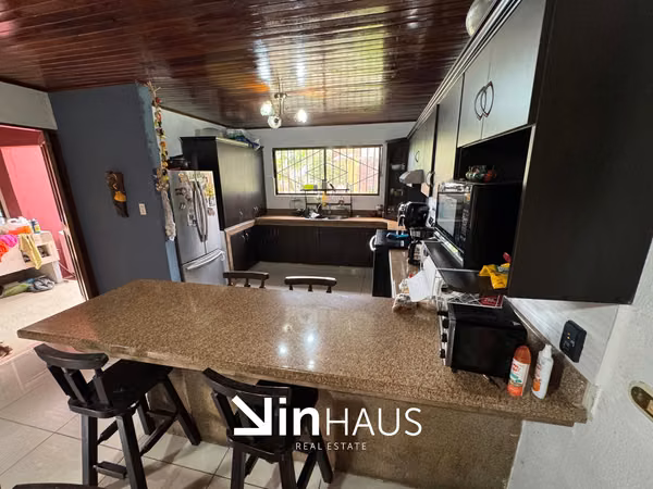Venta de propiedad con 5 casas y un apartamento en San Rafael Arriba de Desamparados -EU (ID43587)