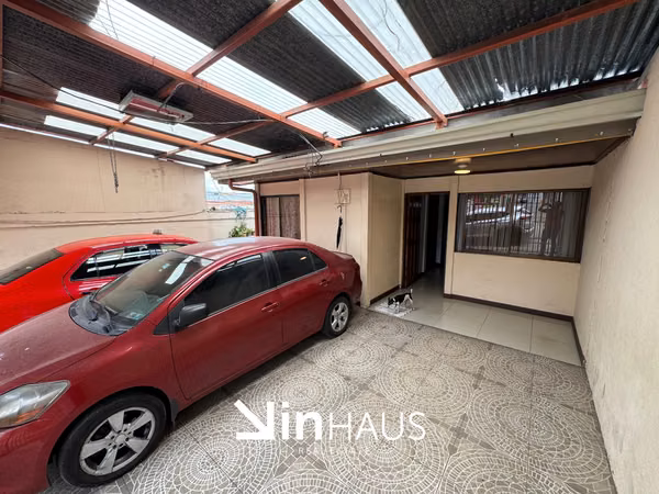Venta de propiedad con 4 casas y un apartamento en Aserrí  -EU (ID43588)