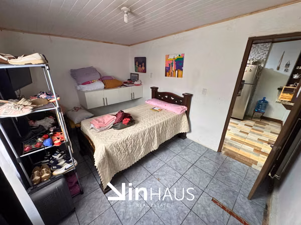 Venta de propiedad con 4 casas y un apartamento en Aserrí  -EU (ID43588)