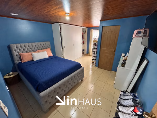 Venta de propiedad con 4 casas y un apartamento en Aserrí  -EU (ID43588)