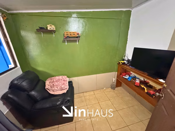 Venta de propiedad con 4 casas y un apartamento en Aserrí  -EU (ID43588)