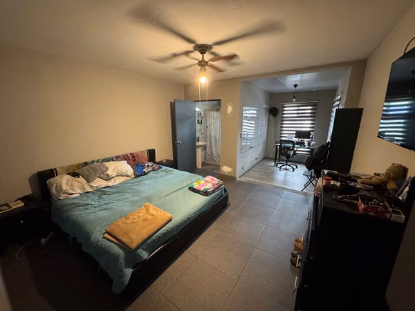 Venta de casa con dos apartamentos en condominio en San Antonio, Desamparados-EU (ID43637)