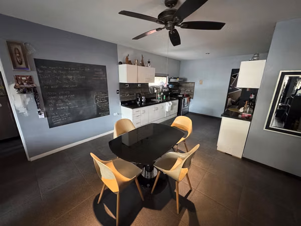 Venta de casa con dos apartamentos en condominio en San Antonio, Desamparados-EU (ID43637)