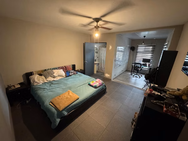 Venta de casa con dos apartamentos en condominio en San Antonio, Desamparados-EU (ID43637)
