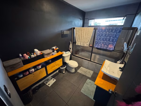 Venta de casa con dos apartamentos en condominio en San Antonio, Desamparados-EU (ID43637)
