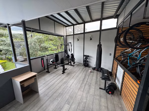 Venta de casa con dos apartamentos en condominio en San Antonio, Desamparados-EU (ID43637)