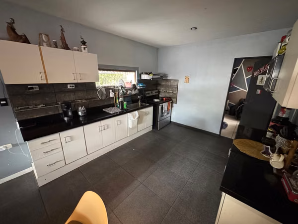 Venta de casa con dos apartamentos en condominio en San Antonio, Desamparados-EU (ID43637)