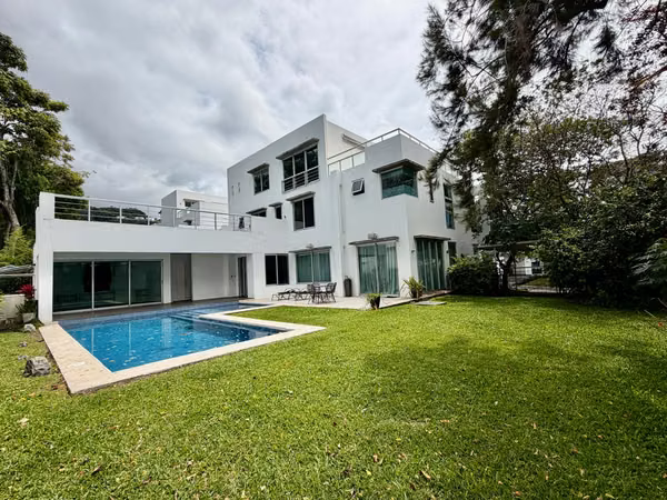 Escazu, Casa Contemporánea con Piscina y amplio jardin, acabados de lujo 