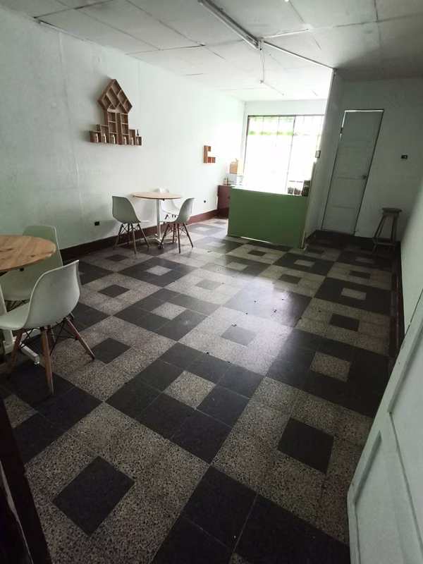 Local comercial en segunda planta, con baño, a 150 metros del BCR ave segunda 