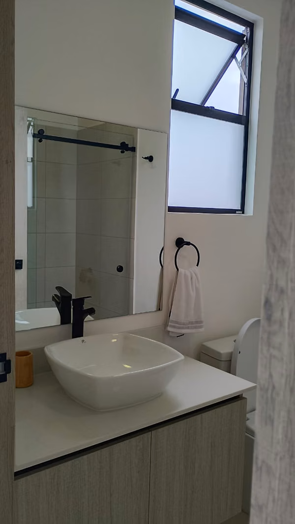 Alquiler de casa en Lindora: Arquitectura contemporánea y confort absoluto en Santa Ana (ref : 137)