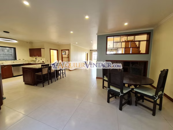 Condo de 350 m2 con full vista y terraza en Guachipelín Escazú