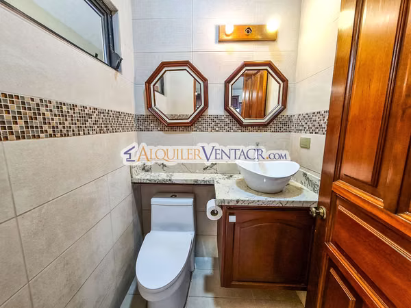 Condo de 350 m2 con full vista y terraza en Guachipelín Escazú