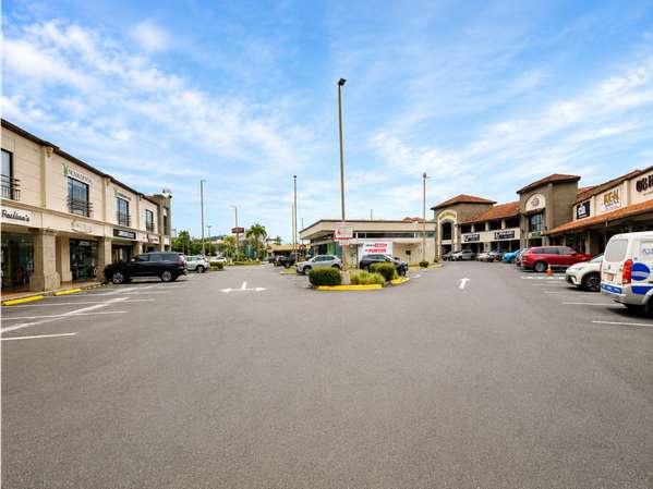 Commercial Rental in Escazú - Excellent Exit to the track