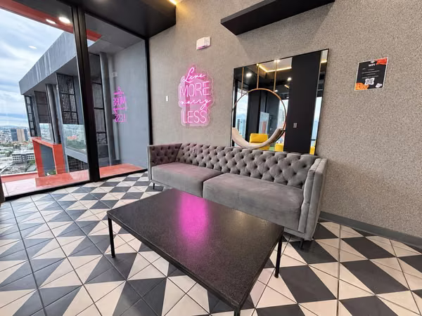 Alquiler BO Escalante | Balcón en L + Parqueo | $1.200