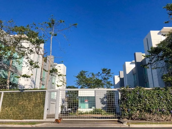 Se Vende Apartamento de 3 Niveles con Rooftop Privado en Guachipelín Escazú 1 Habitación mas Estudio NJA903JB