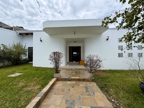 Casa Totalmente remodelada de 1 planta en Escazu, 4 habitaciones y amplios Jardines