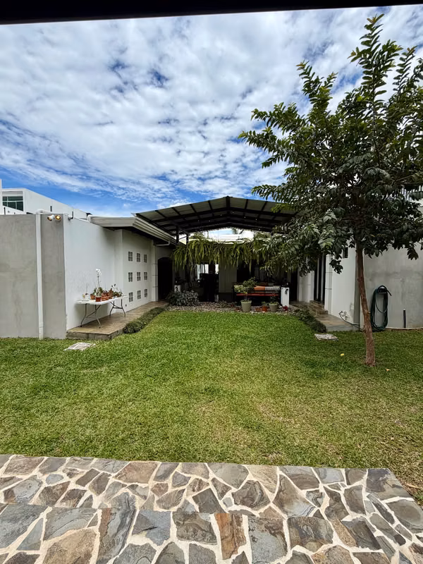 Fully remodeled 1 floor house in Escazu, 4 rooms and large gardens