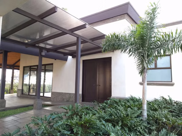 Moderna casa en condominio consepto abierto Area social amplia