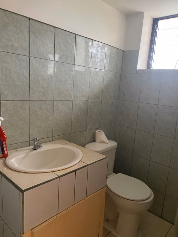 Mini-apartamento, para  una persona, sin mascotas, hay cochera, con servicios, internet no. Depósito.