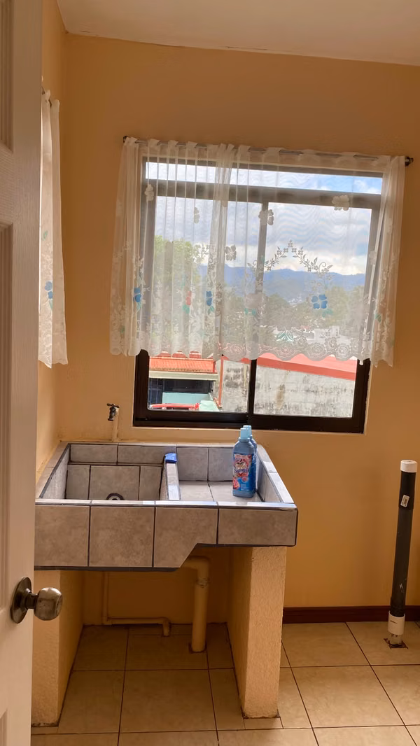 Mini-apartamento, para  una persona, sin mascotas, hay cochera, con servicios, internet no. Depósito.