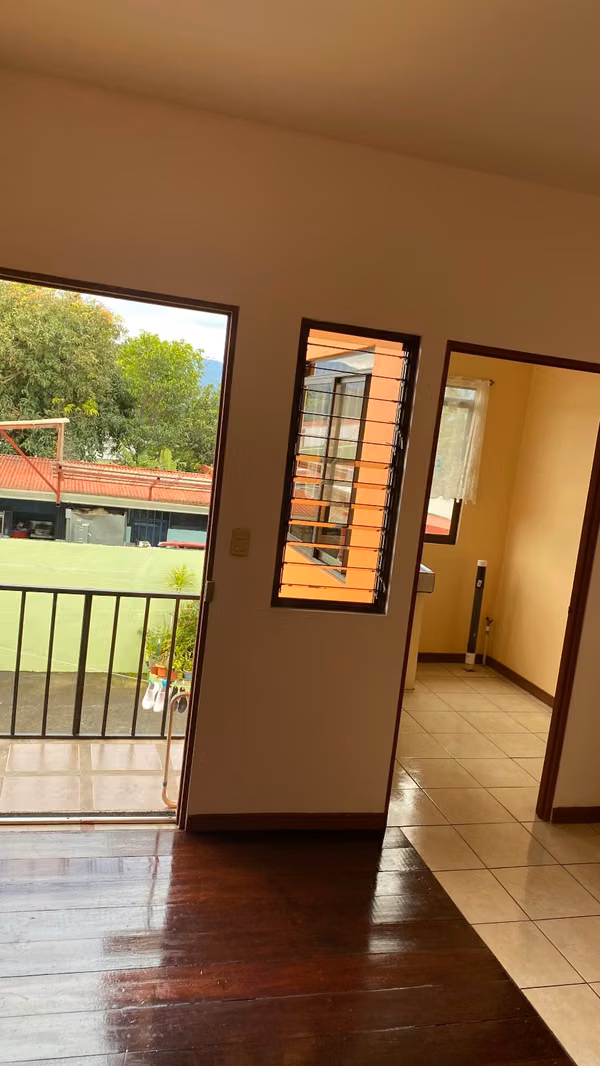 Mini-apartamento, para  una persona, sin mascotas, hay cochera, con servicios, internet no. Depósito.