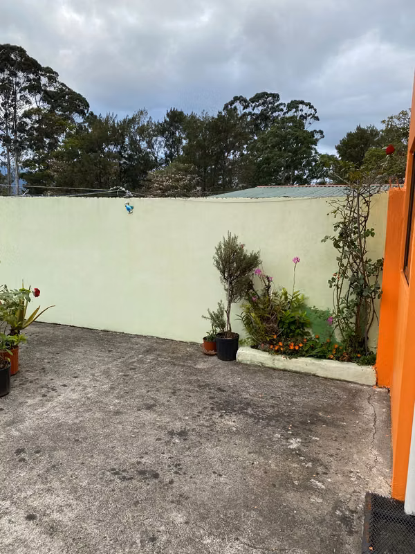 Mini-apartamento, para  una persona, sin mascotas, hay cochera, con servicios, internet no. Depósito.