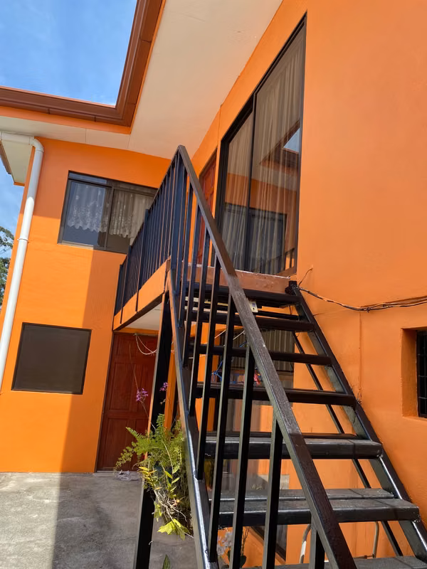 Mini-apartamento, para  una persona, sin mascotas, hay cochera, con servicios, internet no. Depósito.