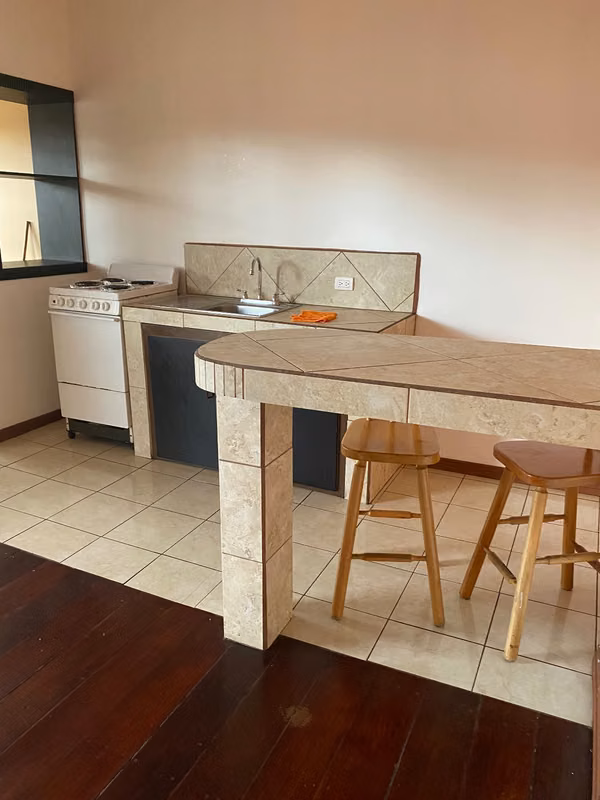 Mini-apartamento, para  una persona, sin mascotas, hay cochera, con servicios, internet no. Depósito.