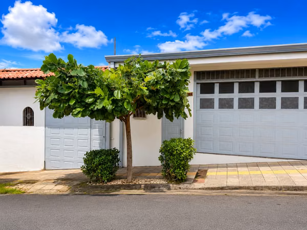 A la venta hermosa casa con amplio lote en Residencial Prados de Florencia Desamparados de Alajuela