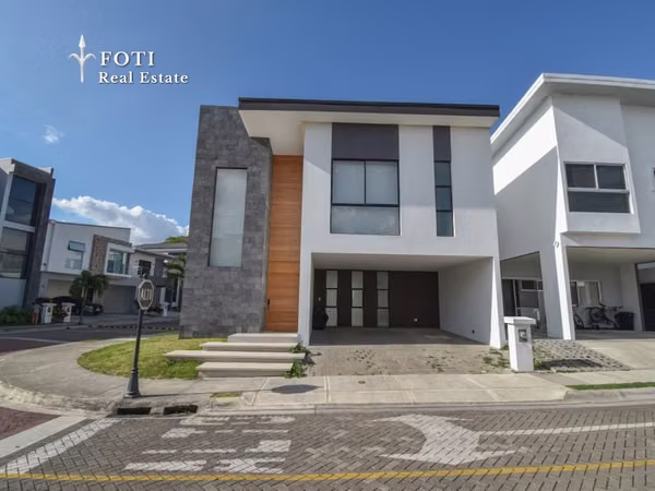 Pozos de Santa Ana | Casa Esquinera | 244 m2 | AC Central