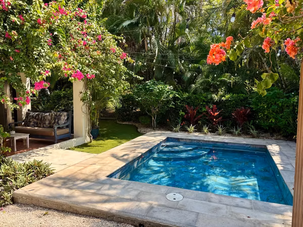 VENTA Jacó, primera línea de playa · Residencia privada con piscina