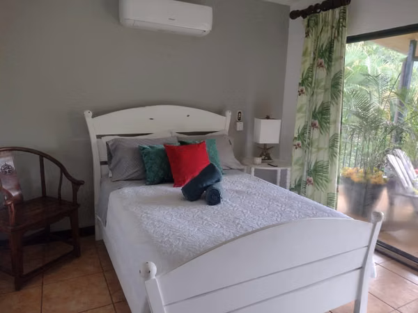 VENTA Jacó, primera línea de playa · Residencia privada con piscina