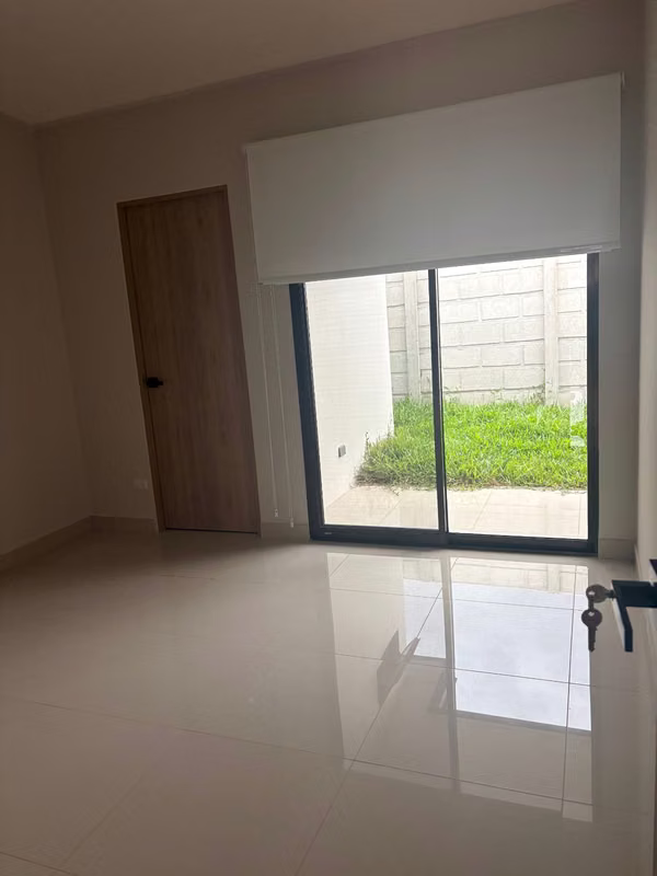 Se alquila hermosa casa en Condominio, NUEVA PARA ESTRENAR!