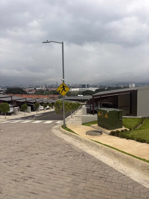 Se alquila hermosa casa en Condominio, NUEVA PARA ESTRENAR!
