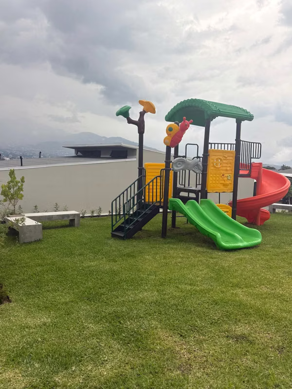 Se alquila hermosa casa en Condominio, NUEVA PARA ESTRENAR!