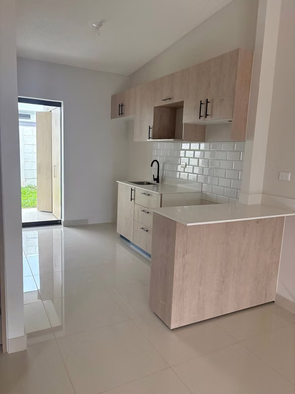 Se alquila hermosa casa en Condominio, NUEVA PARA ESTRENAR!