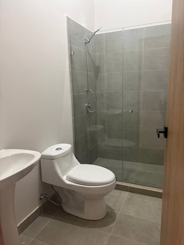 Se alquila hermosa casa en Condominio, NUEVA PARA ESTRENAR!