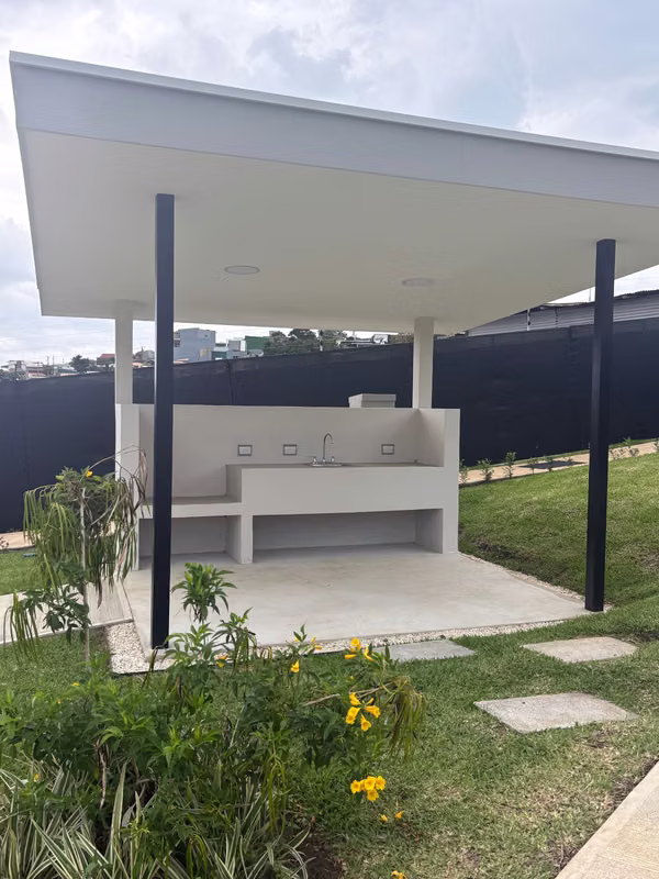 Se alquila hermosa casa en Condominio, NUEVA PARA ESTRENAR!
