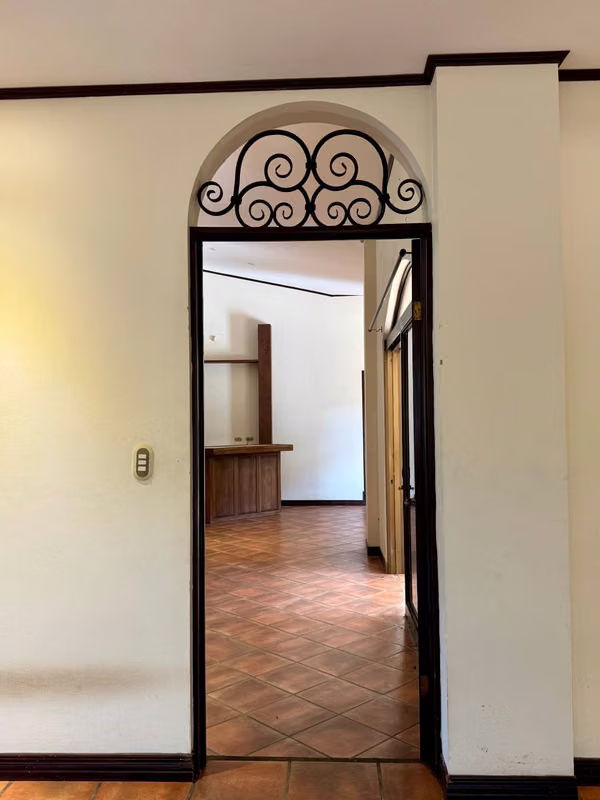 Casa de 3 Habitaciones con Piscina y Gran Lote en Venta en Hacienda Los Reyes