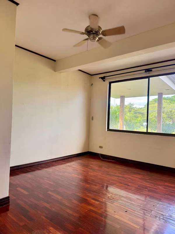 Casa de 3 Habitaciones con Piscina y Gran Lote en Venta en Hacienda Los Reyes