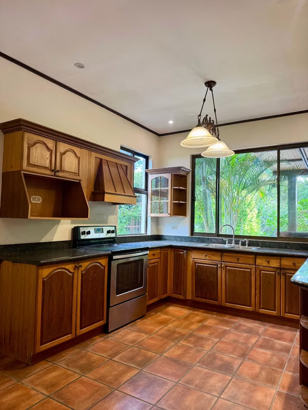 Casa de 3 Habitaciones con Piscina y Gran Lote en Venta en Hacienda Los Reyes