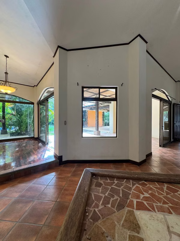 Casa de 3 Habitaciones con Piscina y Gran Lote en Venta en Hacienda Los Reyes
