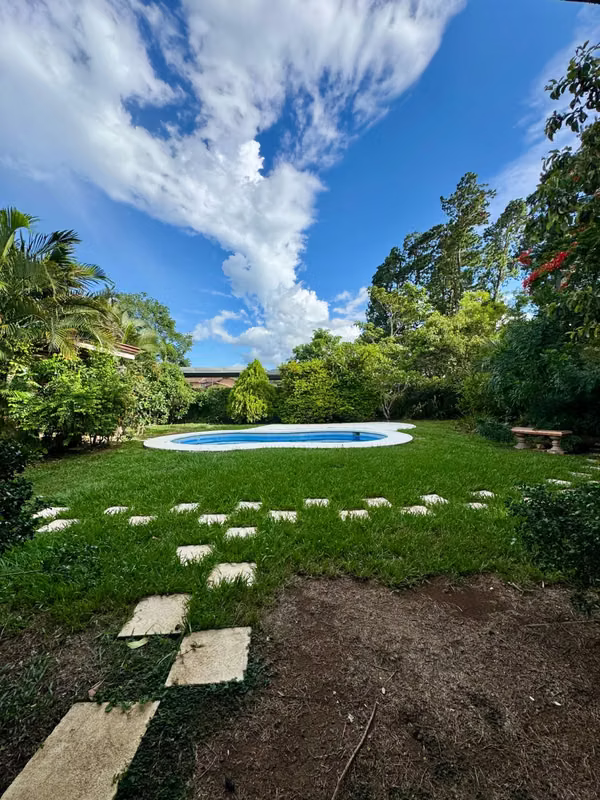 Casa de 3 Habitaciones con Piscina y Gran Lote en Venta en Hacienda Los Reyes