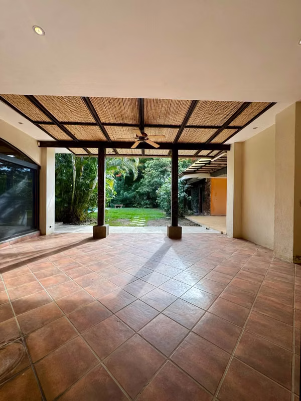 Casa de 3 Habitaciones con Piscina y Gran Lote en Venta en Hacienda Los Reyes